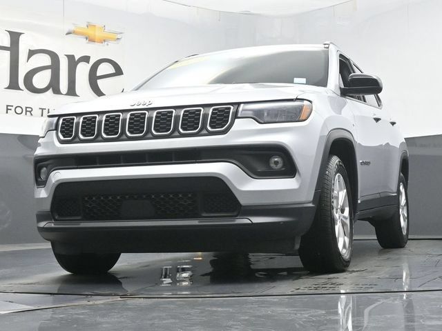 Used 2024 Jeep Compass Latitude AWD/4WD image 4