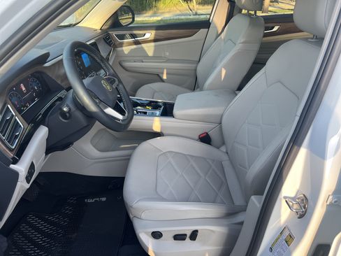 Used 2024 Volkswagen Atlas SE w/ Panoramic Sunroof Package FWD image 14