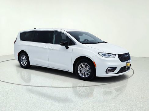 Used 2024 Chrysler Pacifica Touring-L FWD image 1