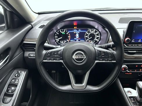 Used 2024 Nissan Altima 2.5 SV image 11