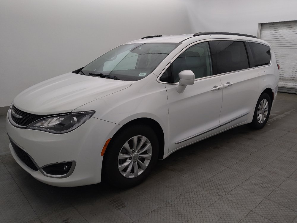 Used 2017 Chrysler Pacifica Touring-L FWD image 2