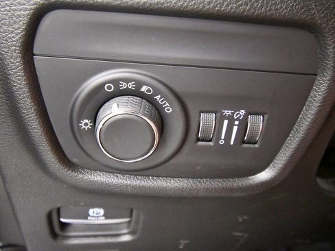 Used 2024 Jeep Grand Cherokee Altitude image 18