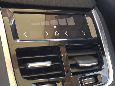 Used 2021 Volvo XC90 T6 Momentum AWD/4WD image 11
