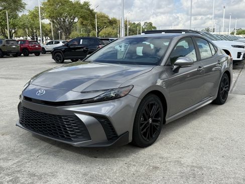 Used 2025 Toyota Camry SE image 11