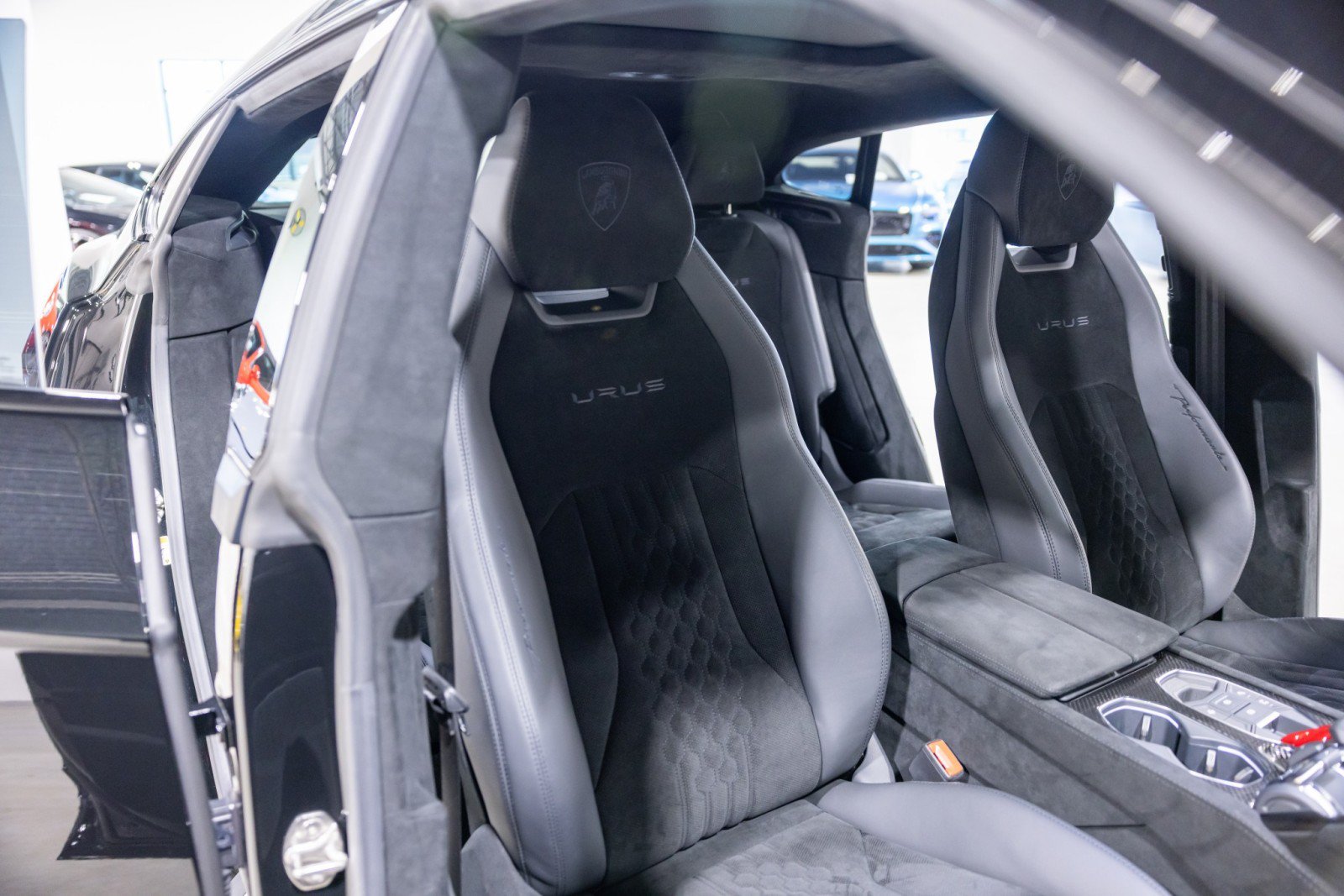 Used 2024 Lamborghini Urus Performante AWD/4WD image 32