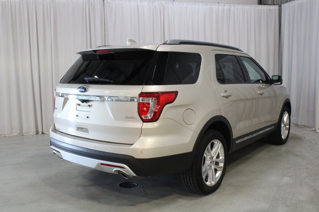 Used 2017 Ford Explorer XLT w/ Equipment Group 202A AWD/4WD image 26
