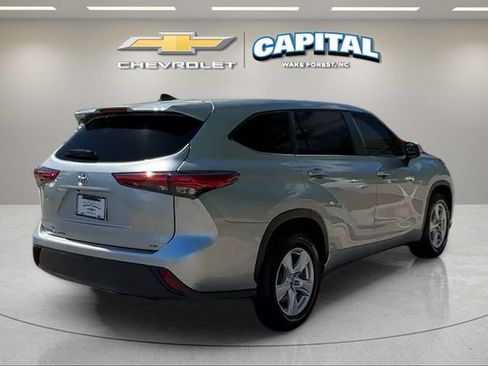 Used 2023 Toyota Highlander LE FWD image 5