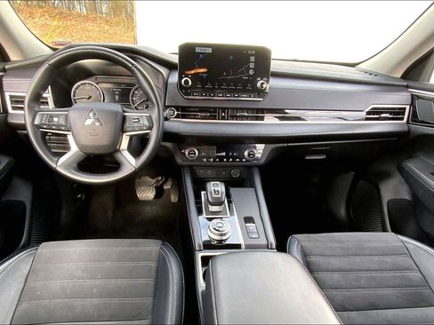 Used 2024 Mitsubishi Outlander SE image 14