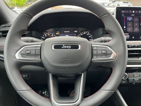 Used 2025 Jeep Compass Trailhawk AWD/4WD image 28