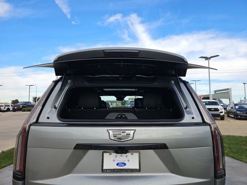 Used 2025 Cadillac Escalade Sport Platinum w/ LPO, ONYX Package image 9