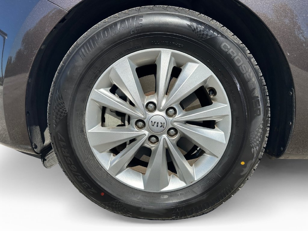 Used 2017 Kia Sedona LX w/ LX Essentials Premium Package FWD image 9