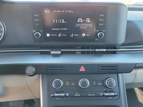 Used 2023 Kia Carnival LX image 10