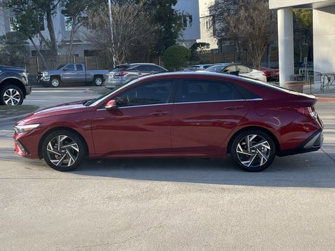 Used 2025 Hyundai Elantra Limited image 3