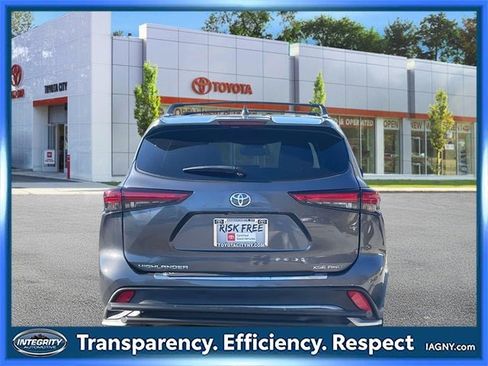 Certified 2023 Toyota Highlander XSE image 7