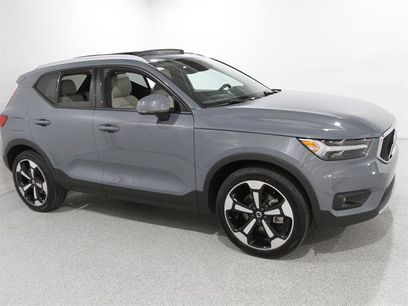 Used 2022 Volvo XC40 T5 Momentum w/ Premium Package