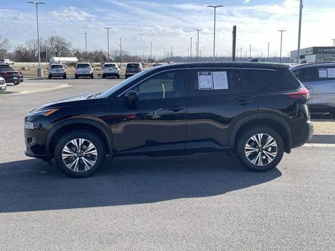 Used 2023 Nissan Rogue SV image 4