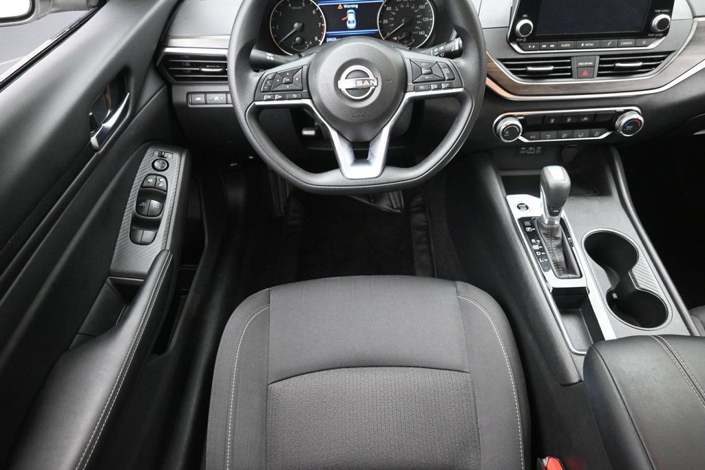 Used 2025 Nissan Altima 2.5 SV FWD image 12