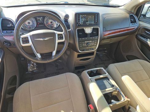 Used 2013 Chrysler Town & Country Touring image 16
