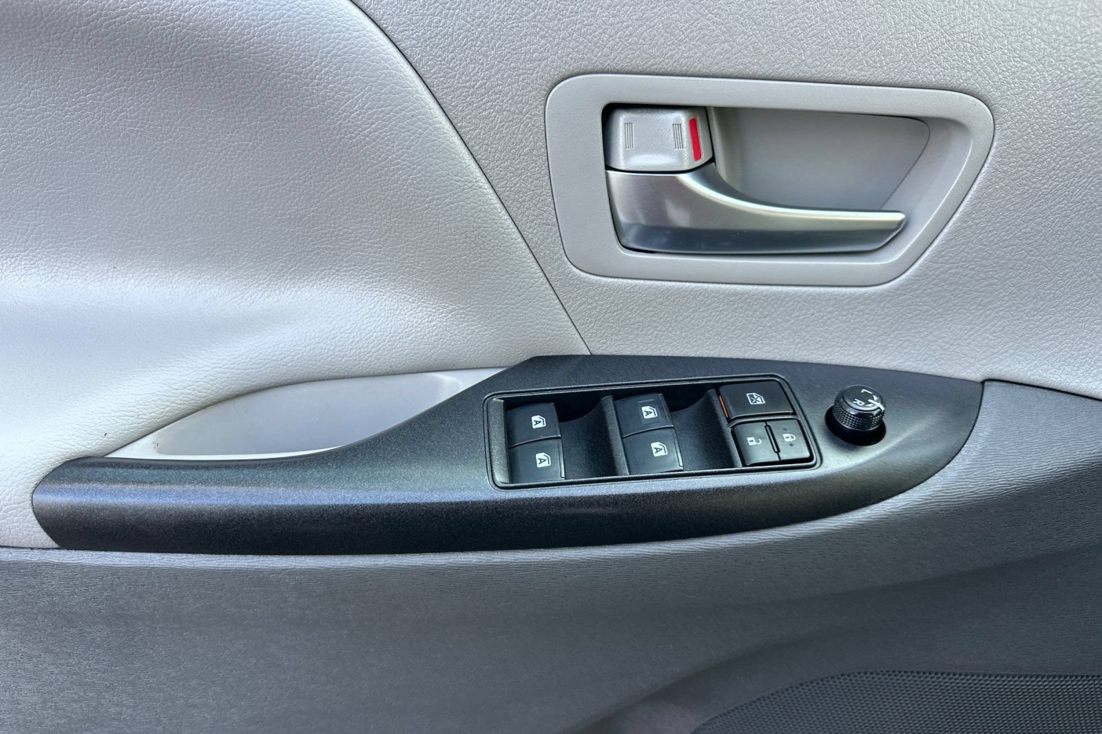 Used 2020 Toyota Sienna LE w/ Carpet Mat Package FWD image 11