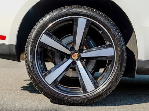 Used 2025 Porsche Macan AWD/4WD image 12