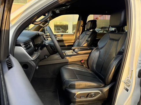 Used 2024 Jeep Wagoneer Series II w/ Flexible Seating Group image 18