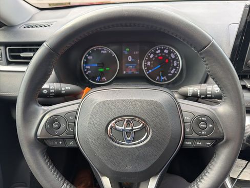 Used 2022 Toyota RAV4 XLE Premium image 7