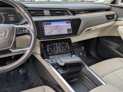 Used 2024 Audi Q8 e-tron Premium image 9