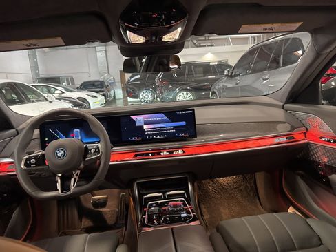 Used 2025 BMW i7 xDrive60 image 14
