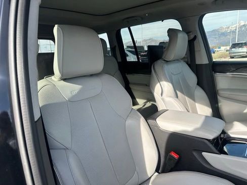 Used 2023 Jeep Grand Cherokee Overland w/ Advanced Protech Group III AWD/4WD image 19