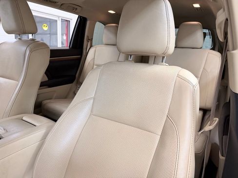 Used 2019 Toyota Highlander Limited FWD image 16