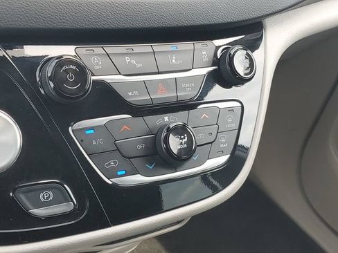 Used 2024 Chrysler Pacifica Touring-L FWD image 29