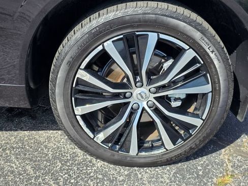 Used 2025 Volvo XC60 B5 Plus AWD/4WD image 18