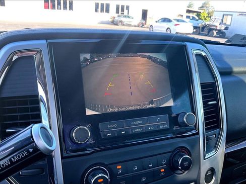 Used 2021 Nissan Titan SV image 14