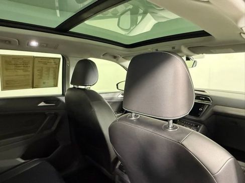 Used 2021 Volkswagen Tiguan SE w/ Panoramic Sunroof Package image 29
