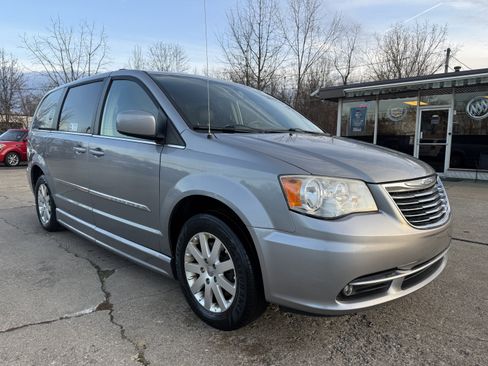 Used 2014 Chrysler Town & Country Touring image 3