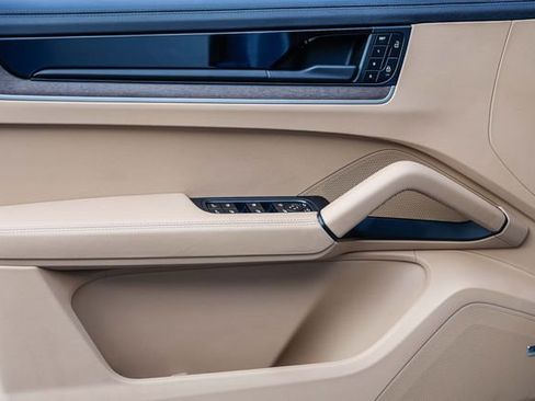 Used 2024 Porsche Cayenne image 42