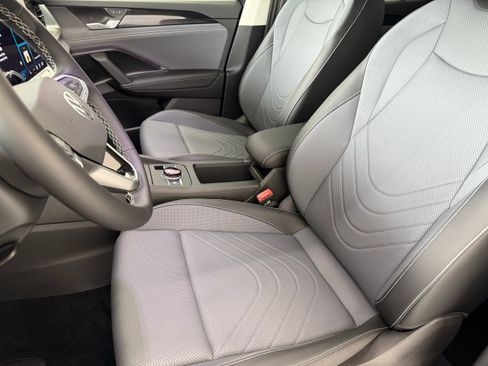 New 2025 Volkswagen Tiguan SE image 12