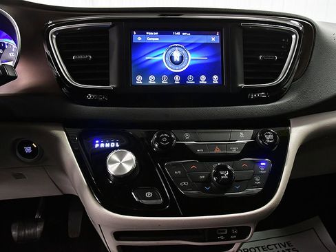 Used 2020 Chrysler Voyager Lxi FWD image 22