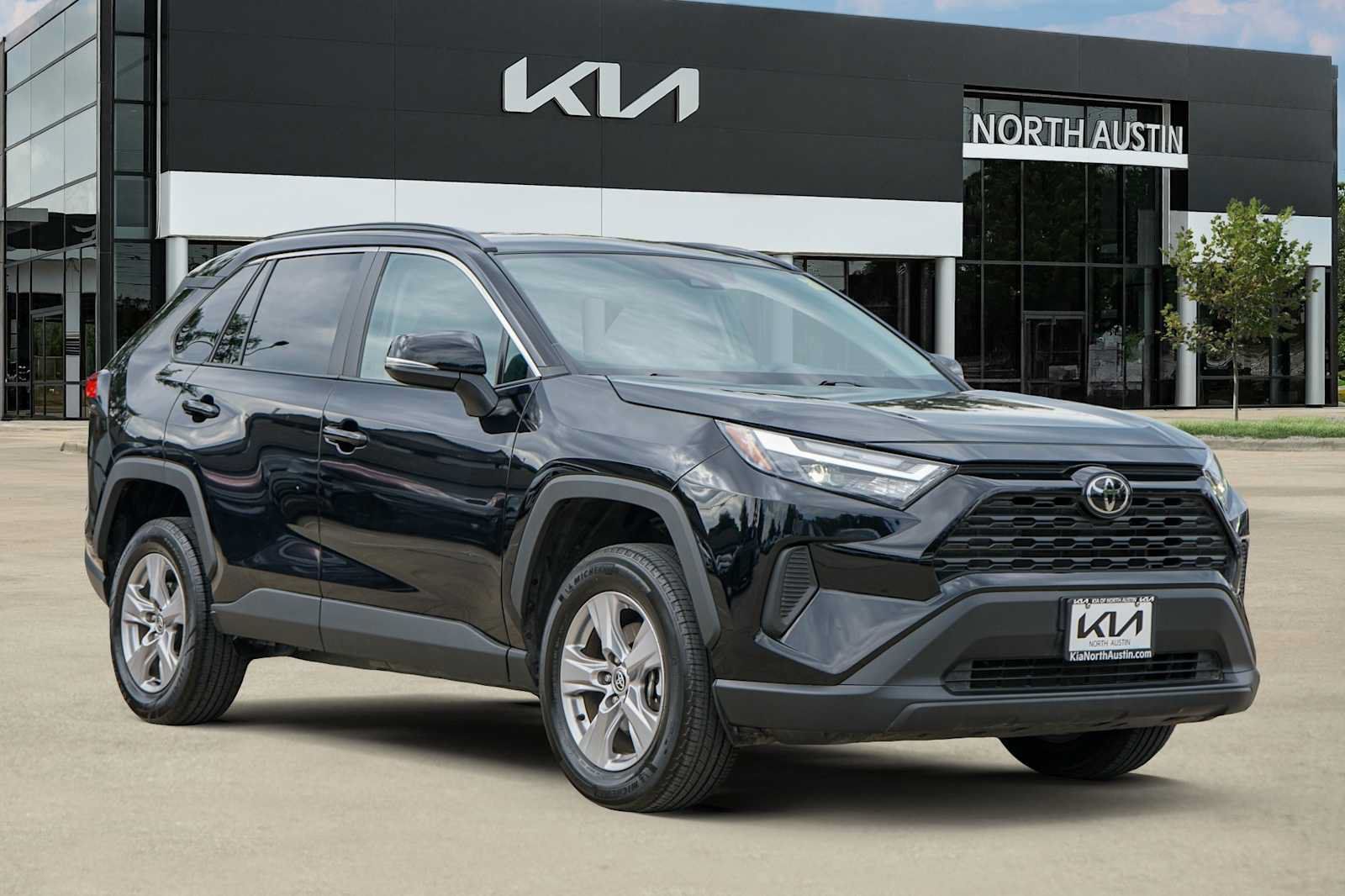 Used 2025 Toyota RAV4 XLE FWD image 7