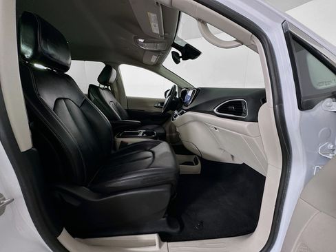Used 2024 Chrysler Pacifica Touring-L FWD image 32