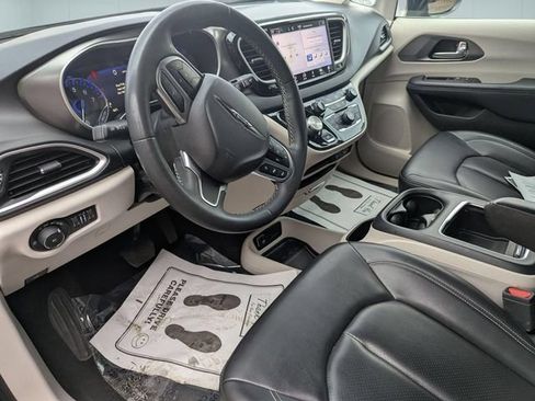 Used 2023 Chrysler Pacifica Touring-L FWD image 11