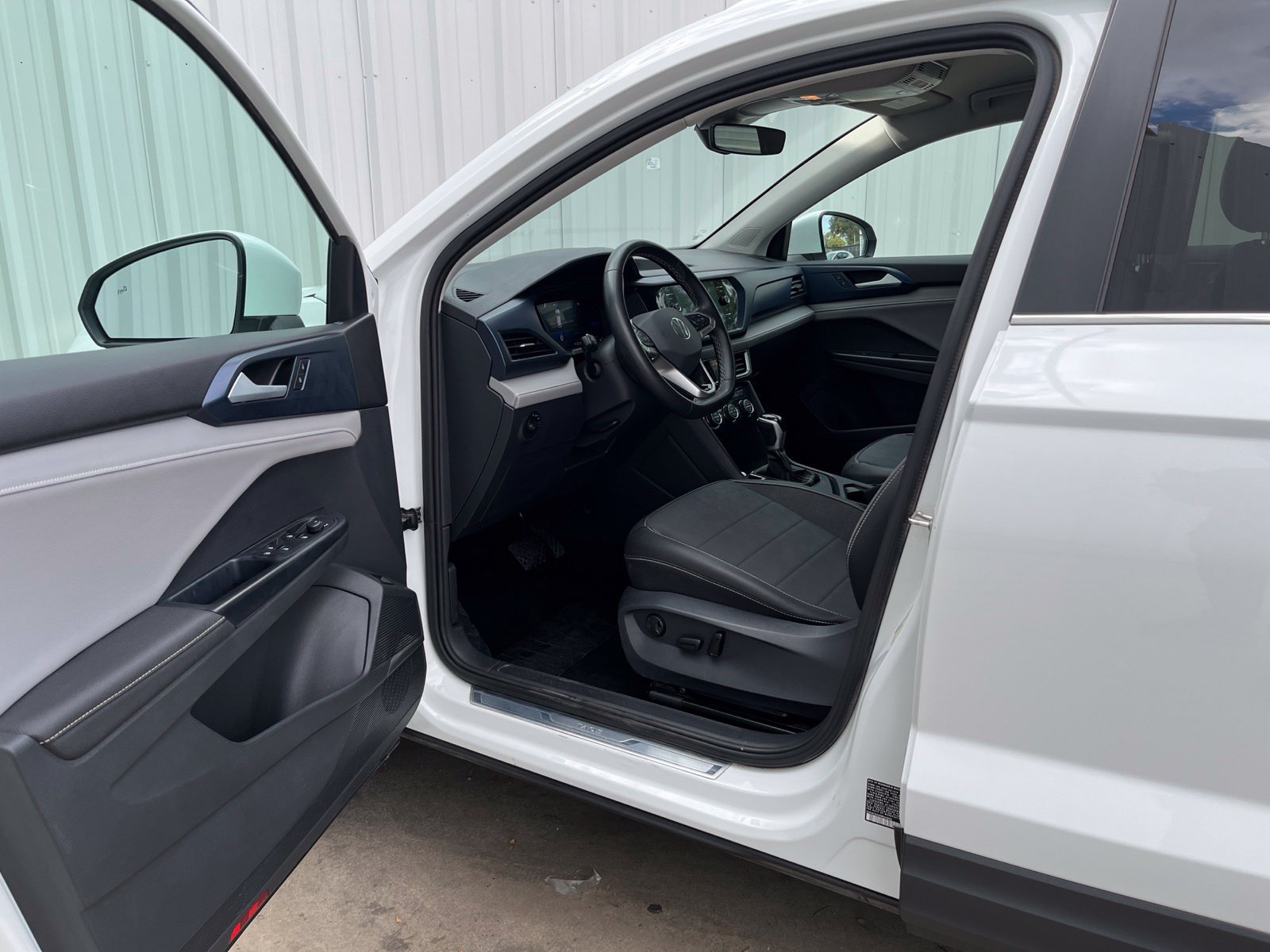 Used 2024 Volkswagen Taos SE FWD image 10