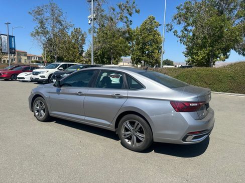 Used 2024 Volkswagen Jetta SE FWD image 4