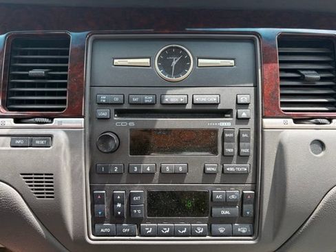 Used 2006 Lincoln Town Car Signature Limited RWD image 13