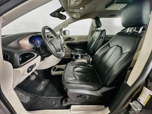 Used 2018 Chrysler Pacifica Touring-L FWD image 13