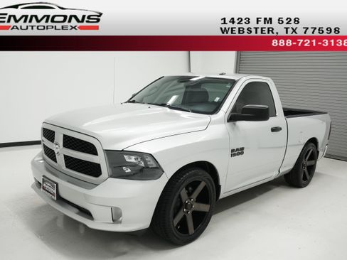 Used 2017 RAM 1500 Express RWD image 1