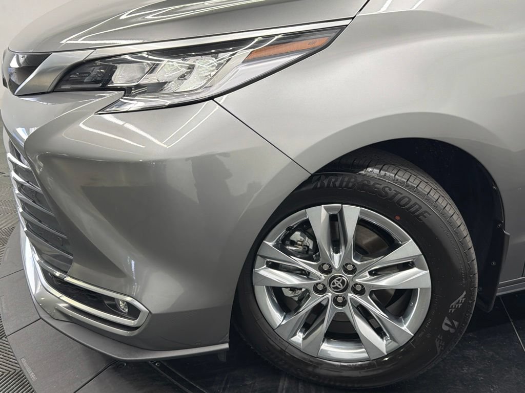 Used 2026 Toyota Sienna Limited FWD image 5