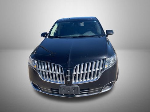Used 2019 Lincoln MKT AWD image 2