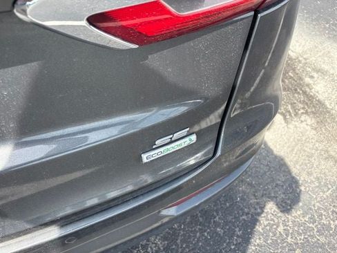 Used 2019 Ford Fusion SE w/ Equipment Group 151A FWD image 2