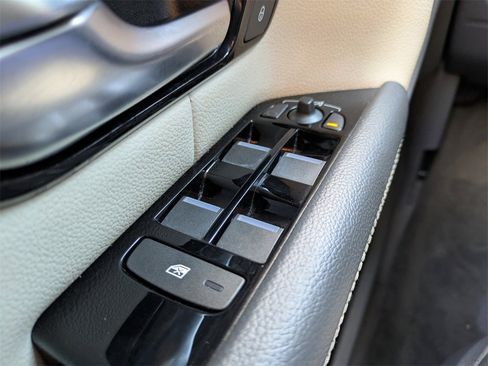 Used 2017 Land Rover Range Rover Evoque SE Premium image 19